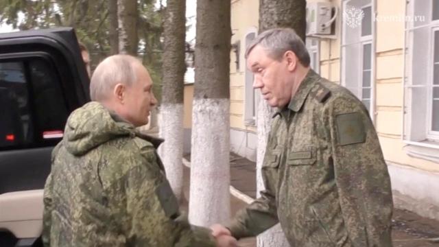 El presidente ruso Vladimir Putin saluda a Valery Gerasimov, jefe del Estado Mayor ruso, en un centro militar en la región de Kursk.