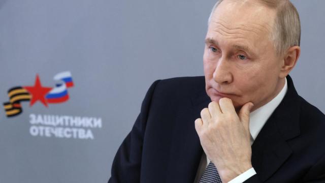 El presidente ruso, Vladimir Putin, se reúne con empleados y pupilos del fondo estatal Defensores de la Patria que apoya a los miembros del servicio ruso involucrados en el conflicto entre Rusia y Ucrania y sus familias, en Moscú, Rusia, el 6 de marzo de 2025.