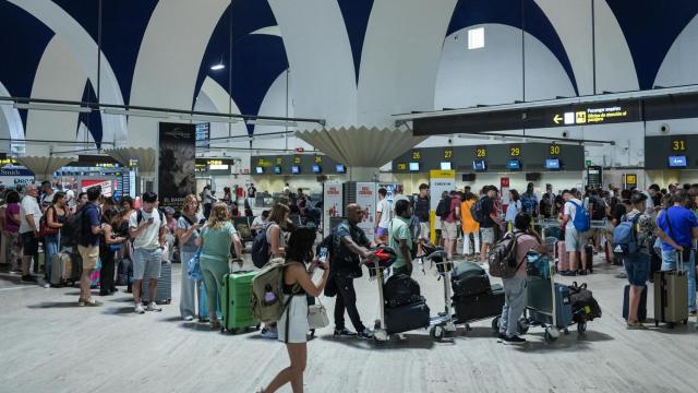 Imagen de archivo de colas en el aeropuerto de Sevilla.