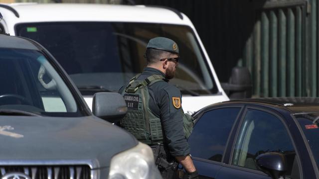 Un agente de la Guardia Civil en Ceuta.