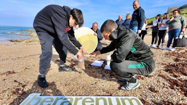 Investigadores vigueses inician un proyecto para crear el primer banco nacional de arena de playa