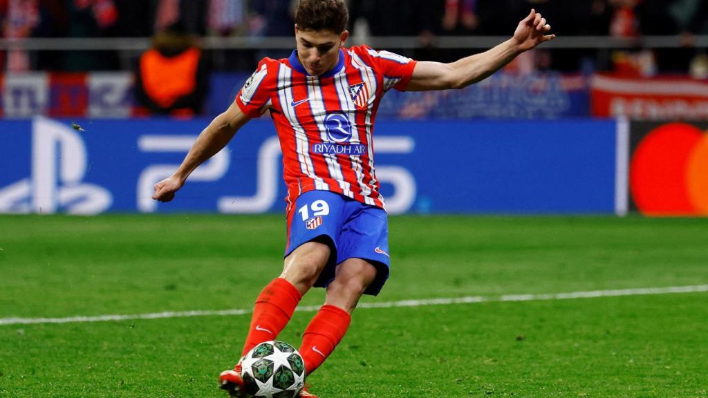 Julián Álvarez, en el momento de su lanzamiento de penalti.