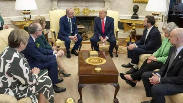 El presidente de Estados Unidos, Donald Trump, junto al primer ministro irlandés, Michael Martin este miércoles.