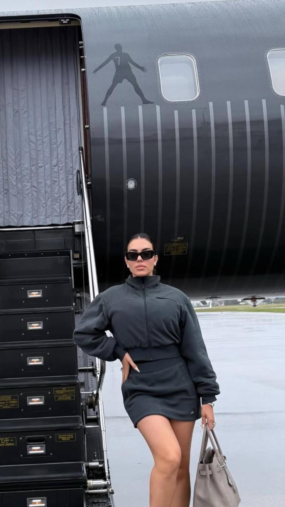 Georgina Rodríguez al lado del avión en una imagen de su Instagram.