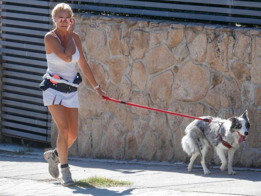 La actriz dio un paseo por una de sus mascotas.