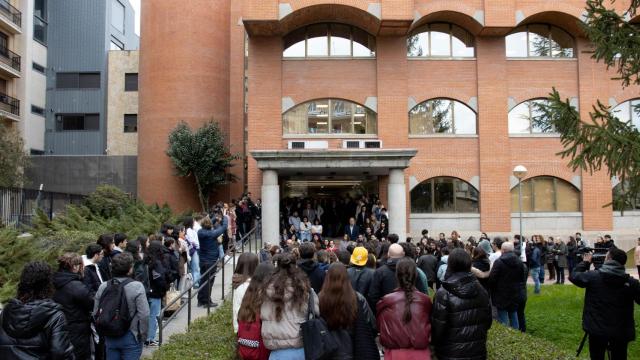 Estudiantes de la Facultad de Educación durante el minuto de silencio