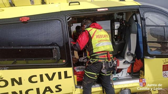 Servicios de emergencia trabajando en el lugar del suceso