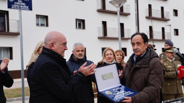 El alcalde de Valladolid, Jesús Julio Carnero, inaugura la plaza del Coronel López Muñoz junto a su hijo Manuel López Represa