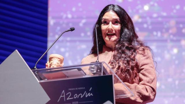 Rosario Raro con la estatuilla de Tanit por el Premio de Novela Azorín.