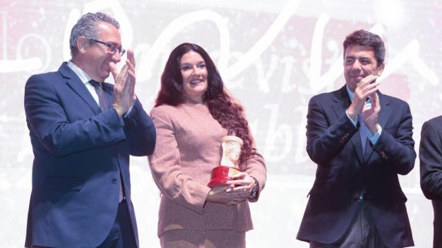 Toni Pérez y Carlos Mazón con Rosario Raro, la ganadora del Premio de Novela Azorín 2025.