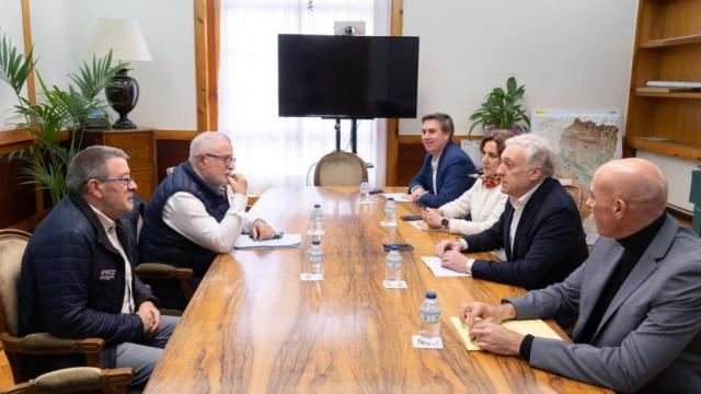 Reunión del consejero Octavio López y su equipo con los representantes de la Asociación Provincial de Auto-Taxi de Zaragoza.