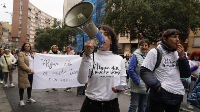 Tamara Lamas, la hija de un paciente oncológico del Bierzo, durante una manifestación