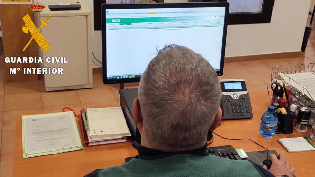 Agente de la Guardia Civil trabajando en la investigación del caso