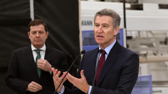 El presidente del Partido Popular, Alberto Núñez Feijóo; y el presidente de la Junta de Castilla y León y del PP regional, Alfonso Fernández Mañueco, en la visita a la empresa Medgon, en Carrión de los Condes, (Palencia)