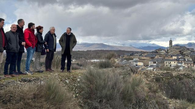 El presidente de la Diputación de Zamora, Javier Faúndez, el vicepresidente cuarto y diputado de Desarrollo Económico, Emilio Fernández, y el diputado de Sanabria-La Carballeda, Ramiro Silva, junto al alcalde de Puebla de Sanabria, José Fernández en el Fuerte de San Carlos de Puebla de Sanabria