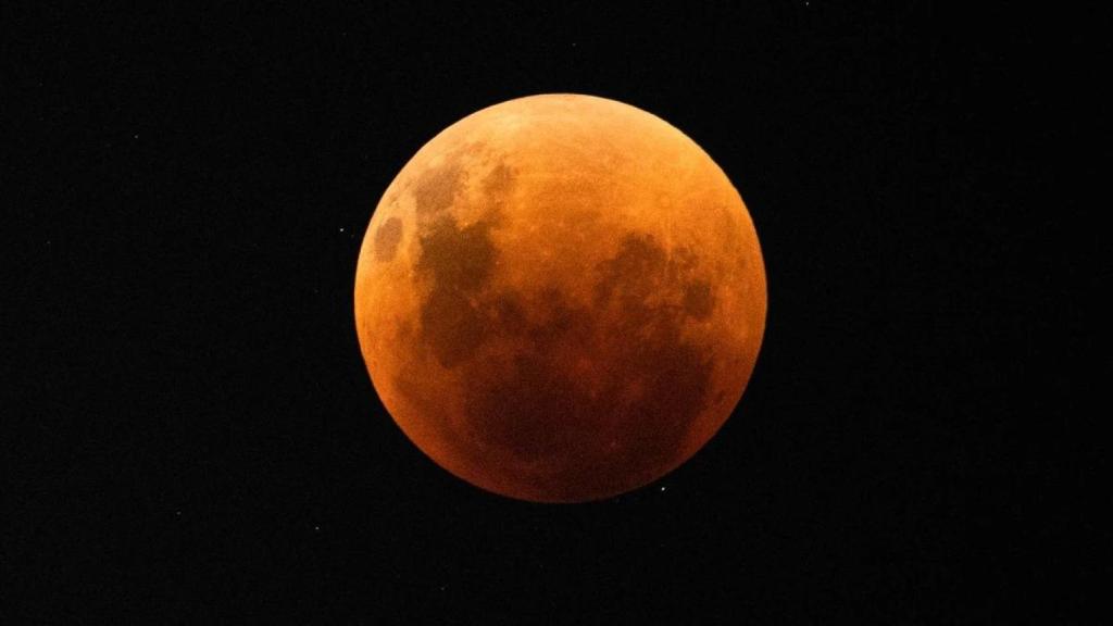 El eclipse de luna roja, visto desde Santiago (Chile).