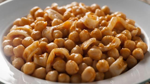 Un plato de garbanzos con sepia.