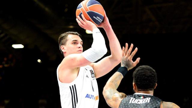 Mario Hezonja se eleva para intentar anotar un lanzamiento con el Real Madrid de baloncesto.