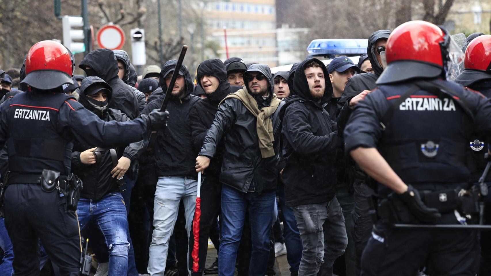 Cargas policiales y tensión en el enfrentamiento entre radicales del Athletic y de la Roma antes del partido de Europa League