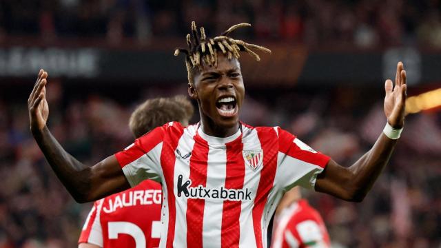 Nico Williams celebra el pase del Athletic a los cuartos de final de la Europa League.