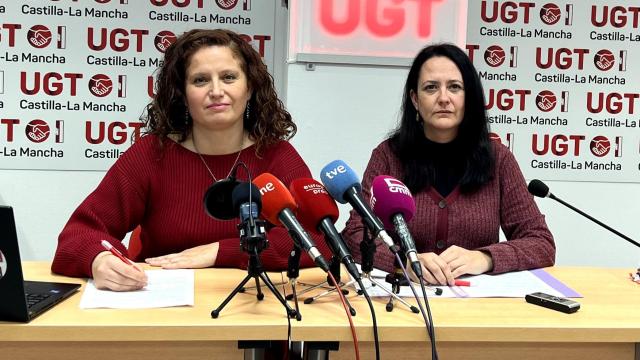 Rosario Madrigal y Estrella Fernández, del sector de Servicios Públicos de UGT Castilla-La Mancha.