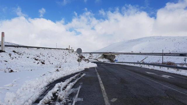 Imagen de una carretera nevada.