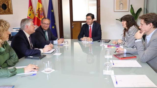 Un momento del encuentro entre los representantes del Gobierno de Castilla-La Mancha y del Ayuntamiento de Ciudad Real.