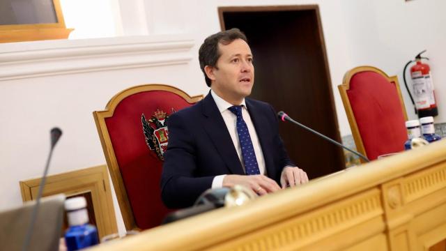 Carlos Velázquez, alcalde de Toledo, durante la sesión extraordinaria del Pleno del Ayuntamiento.