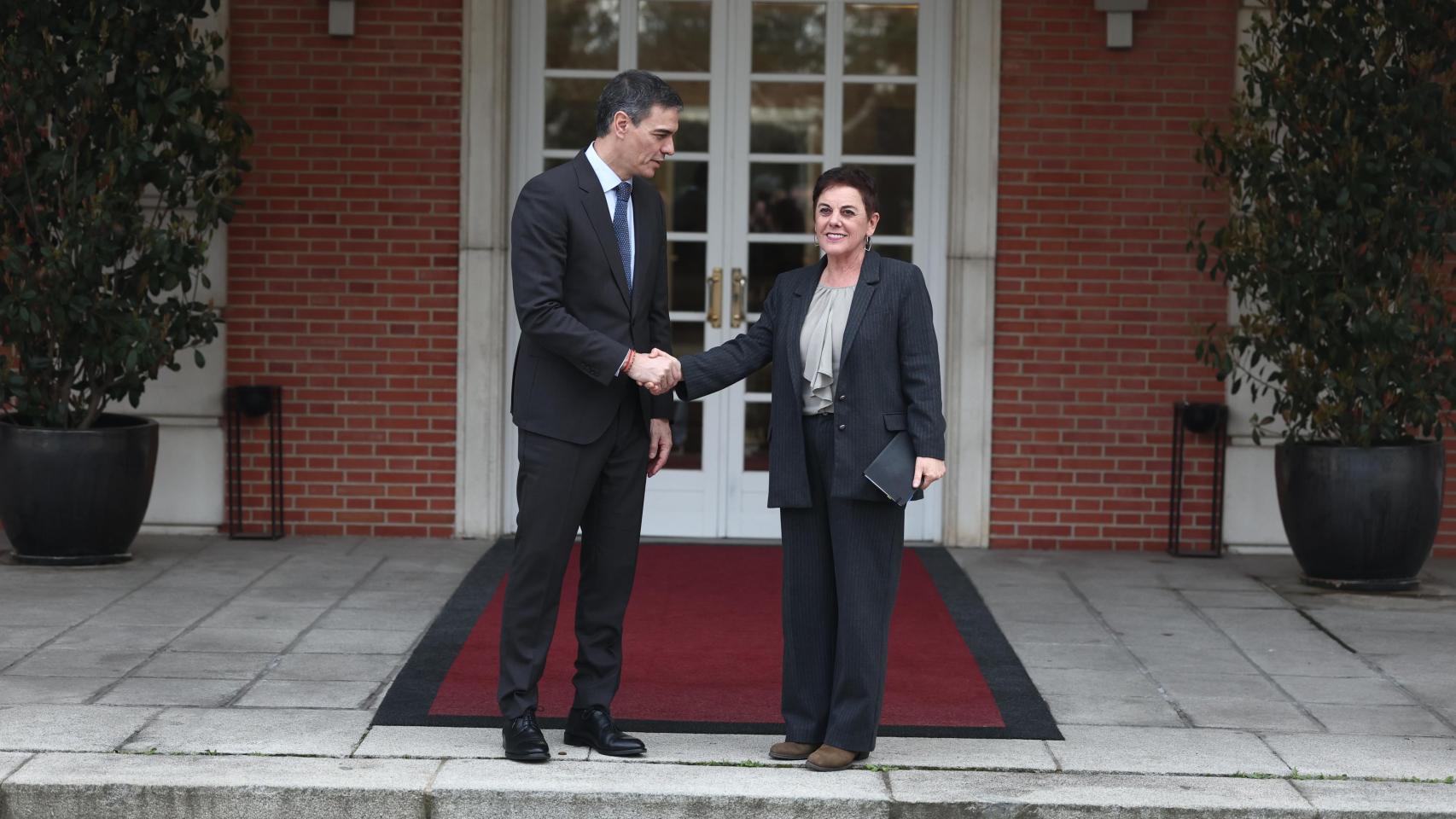 Sánchez abre por primera vez a Bildu las puertas de Moncloa: su foto con Mertxe Aizpurua para hablar del gasto militar