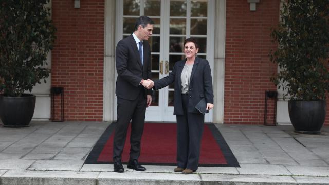 El presidente del Gobierno, Pedro Sánchez, recibe a la portavoz de EH Bildu en el Congreso, Mertxe Aizpurua, en el Palacio de la Moncloa.