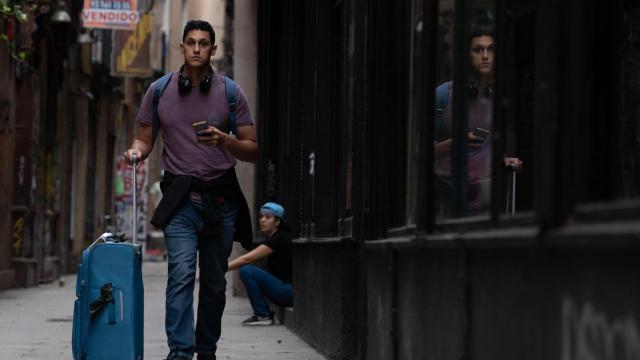 Una persona camina con una maleta en el centro de Barcelona