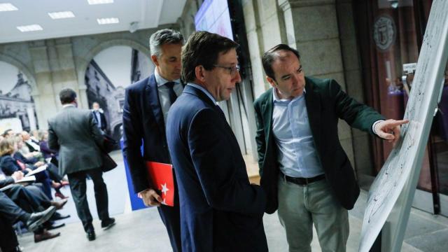 El alcalde de Madrid, José Luis Martínez-Almeida, junto a su delegado de Urbanismo, Borja Carabante. Detrás de ellos, el consejero de Medio Ambiente, Agricultura e Interior de la Comunidad de Madrid, Carlos Novillo.