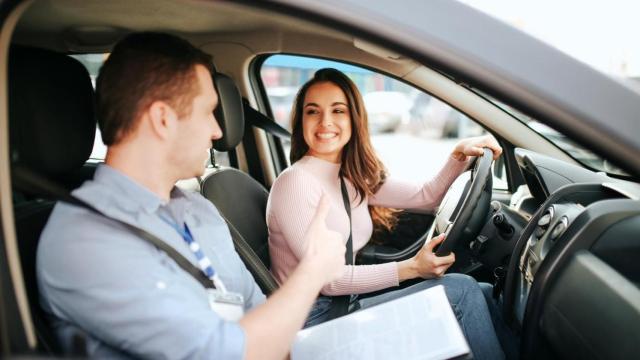 Un examinador y futura conductora durante un examen práctico de conducir.