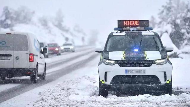 Carretera con restricciones por la nieve.