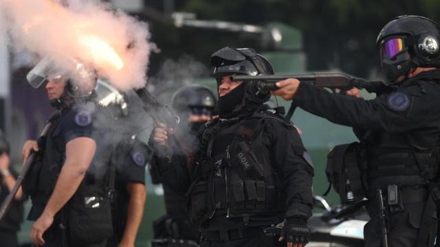 Agentes de la policía argentina se enfrentan a los manifestantes frente al Congreso de la Nación en Buenos Aires.