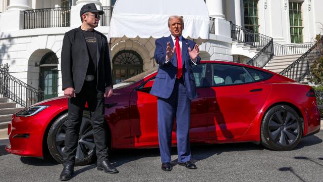 Elon Musk y Donald Trump delante de la Casa Blanca con un Tesla.