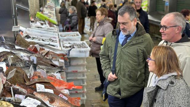 El jefe del equipo de derecho a la alimentacion de la FAO, este jueves en la Praza de Abastos.