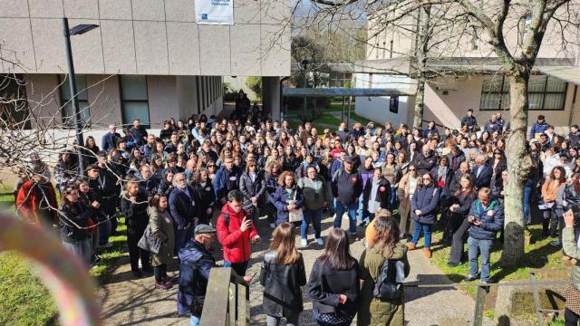 Educadores sociales se concentran en Santiago en memoria de su compañera asesinada en Badajoz.