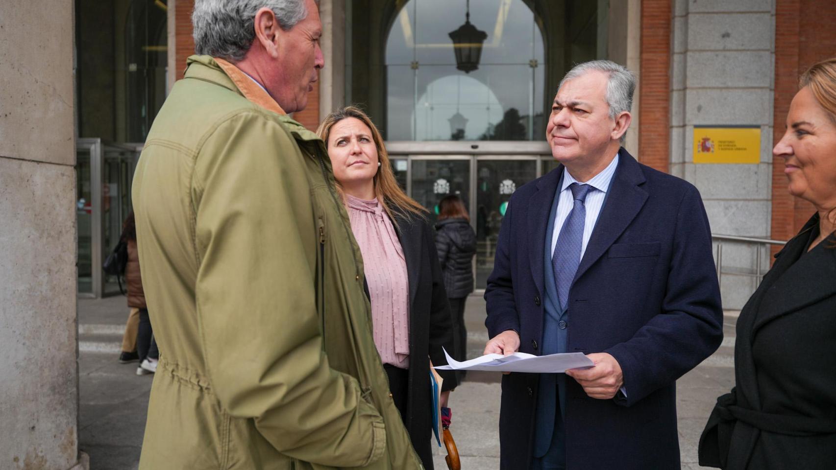 El alcalde de Sevilla le escribe a Óscar Puente en catalán para reclamar la conexión por tren de su aeropuerto