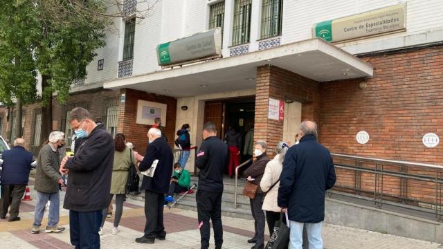 Imagen de archivo de colas en un centro de salud de Sevilla en el 2022.