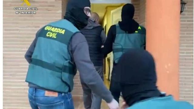 Imagen de la Guardia Civil entrando en la vivienda de seis robos en casas de Verín durante el día de Nochevieja