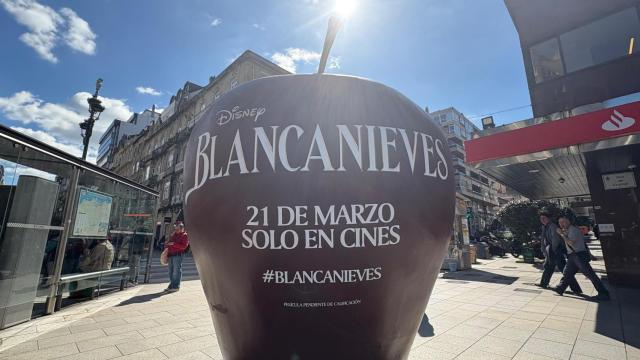 Una gran manzana estará instalada al lado de la Farola de Urzaiz para promocionar la película.