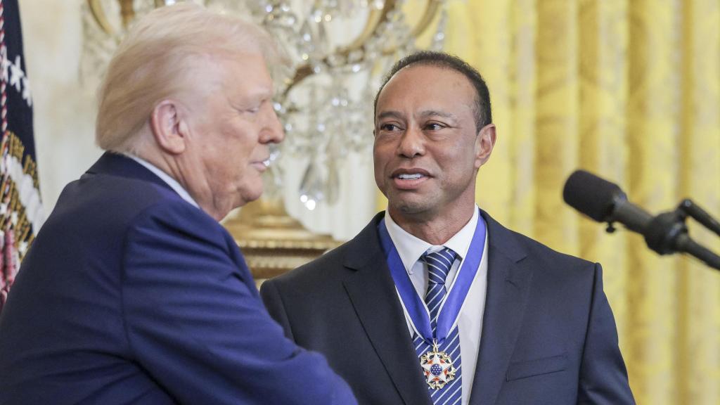 Tiger Woods y el presidente de los Estados Unidos, Donald Trump, en la celebración del mes de la historia negra, el 20 de febrero.