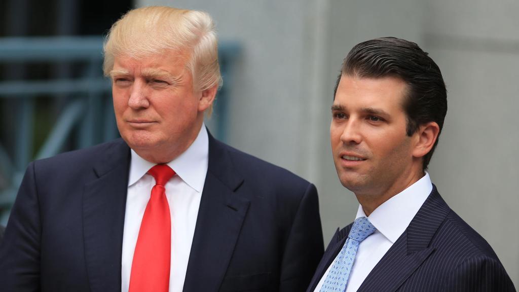 Donald Trump, con su hijo mayor, Donald Trump Jr., en la inauguración de Trump International Hotel & Tower en Vancouver, Canadá, en 2013.