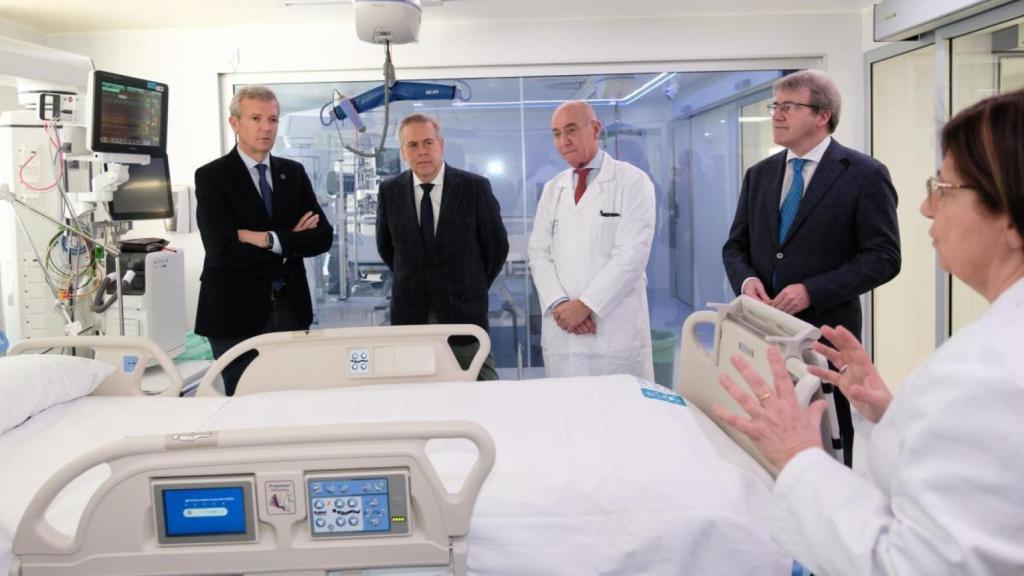 El presidente de la Xunta, Alfonso Rueda, junto al conselleiro de Sanidade, Antonio Gómez Caamaño, durante su visita a la nueva UCI del Complejo Hospitalario de Ourense