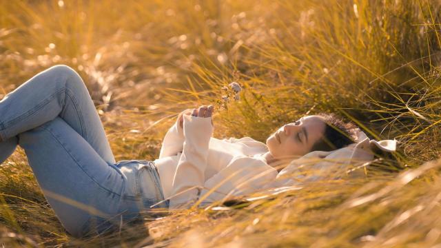 Mujer en una pradera