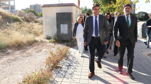 Visita del presidente, Carlos Mazón, y el alcalde, Luis Barcala, en noviembre de 2023 a los terrenos donde se construirá centro de salud PAU II.