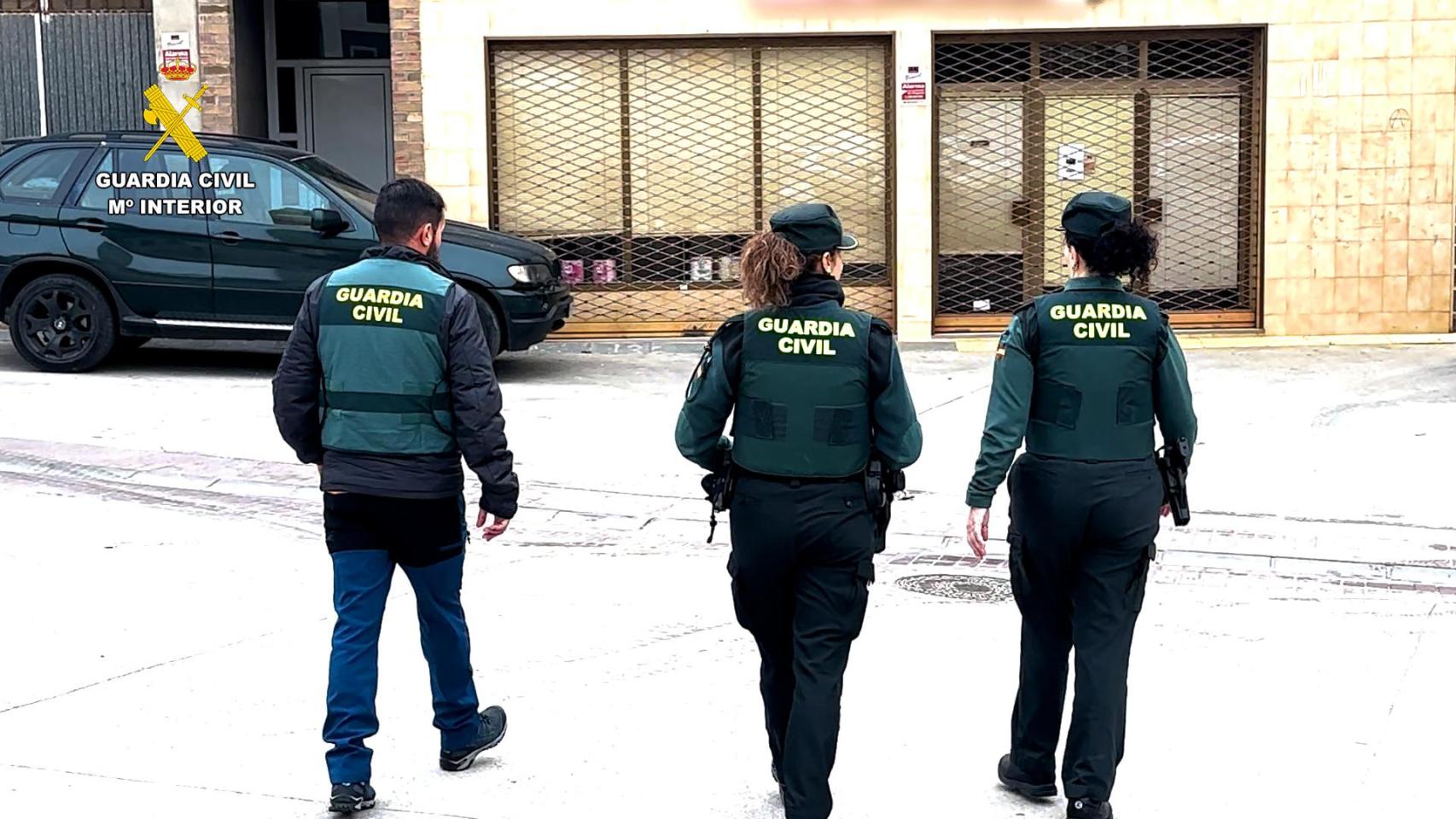 La Guardia Civil detiene a dos peligrosos atracadores que retuvieron y amenazaron a la dueña de una tienda de Huesca