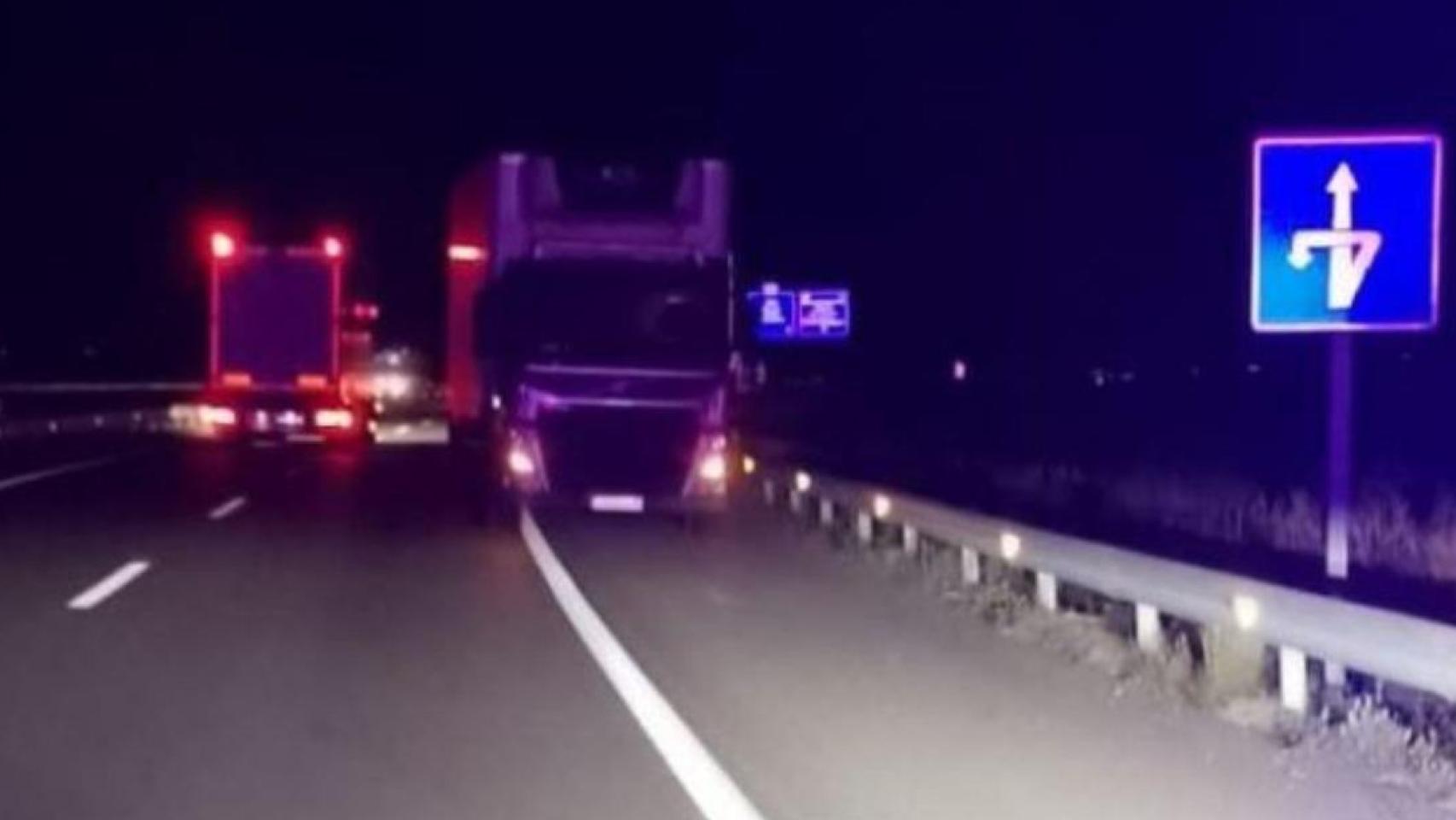 La Guardia Civil caza a un camionero por conducir 10 km en sentido contrario: alegó que llegaba tarde