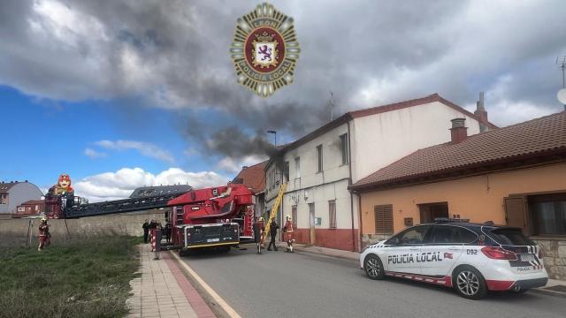 Imagen del incendio en la calle Laciana de León